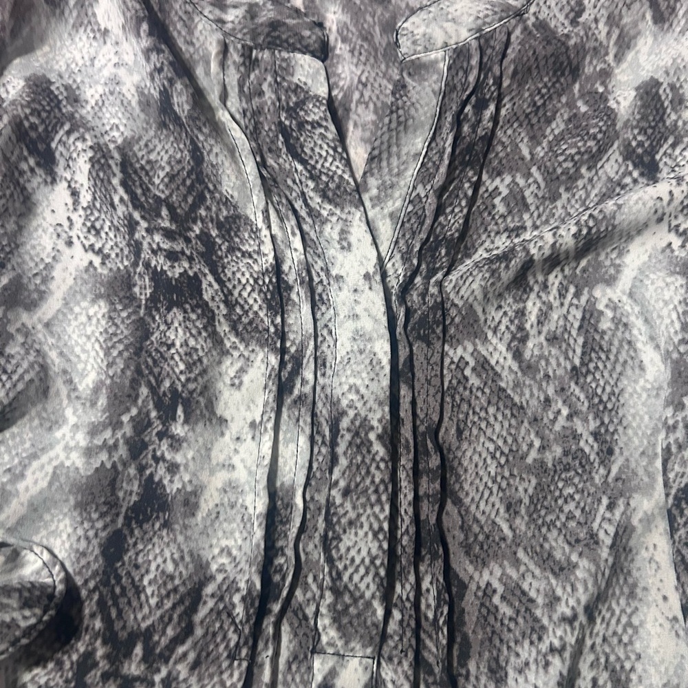 Vince Camuto Monochrome Snake Print Blouse - Picture 3 of 5